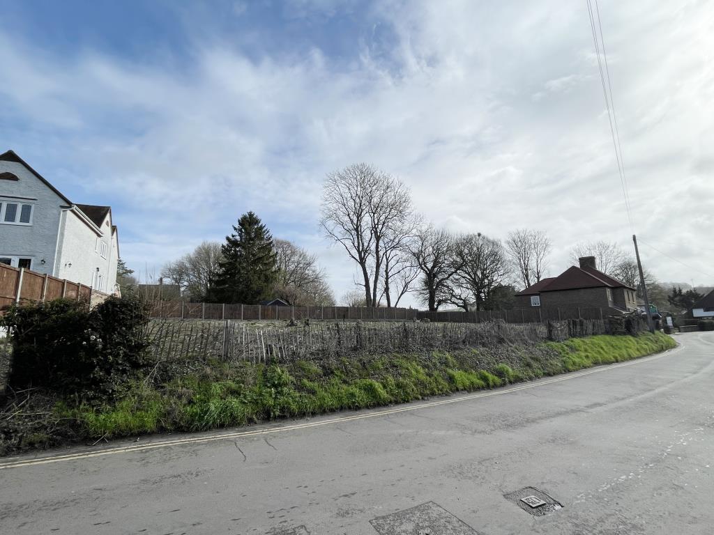 Lot: 101 - EXCELLENT SITE WITH PLANNING IN VILLAGE LOCATION -